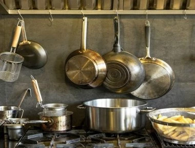 Με αυτόν τον τρόπο θα καθαρίσετε πανεύκολα ένα καμένο τηγάνι (βίντεο)